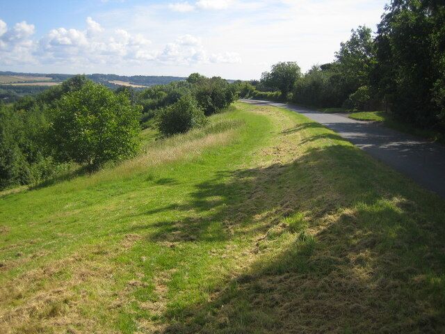 Cookham Dean: Winter Hill This was taken from a little way above Andrew's 82786 but shows Winter Hill in the height of summer. The land drops steeply to the left down to the River Thames. Winter Hill is also the name of the lane.