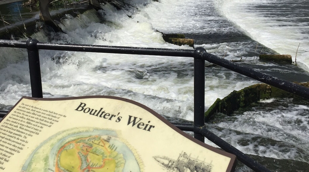 Lovely spot ..nice park and weir .