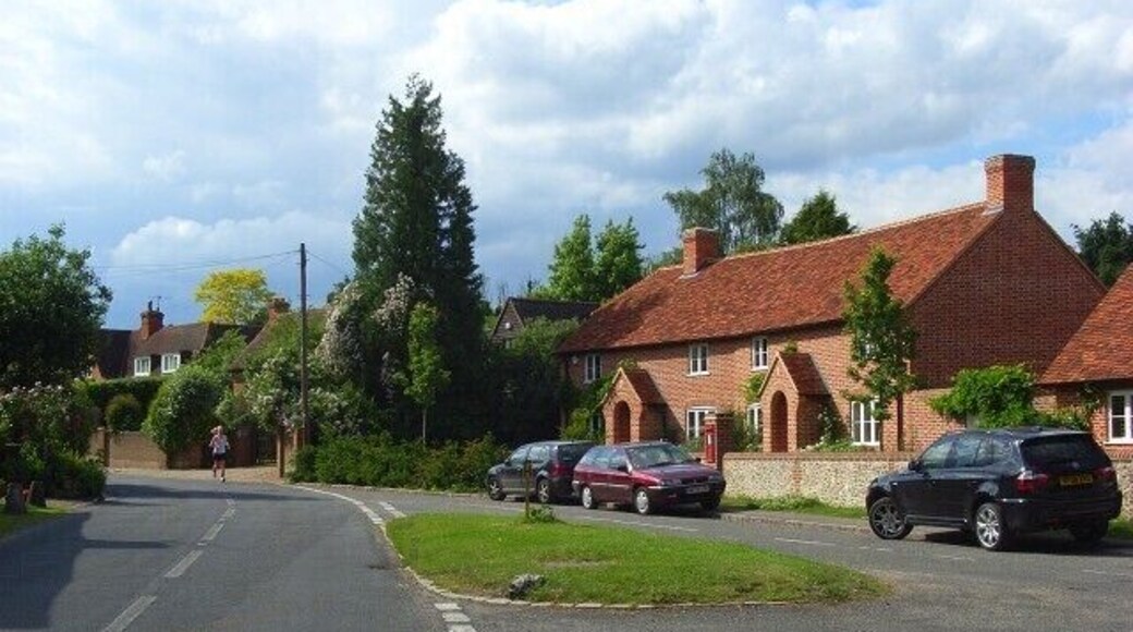 Dean Lane, Cookham Dean Cottages and a small green at the foot of Alleyns Lane.