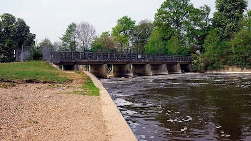 Southern weir, Cookham Lock A short backwater with this bridge & weir at its head.