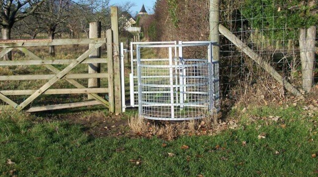 Kissing Gate on Footpath On footpath from Thurnham Church to Detling Church. Also footpath to Pilgrim's Way leaves footpath here following hedge right.