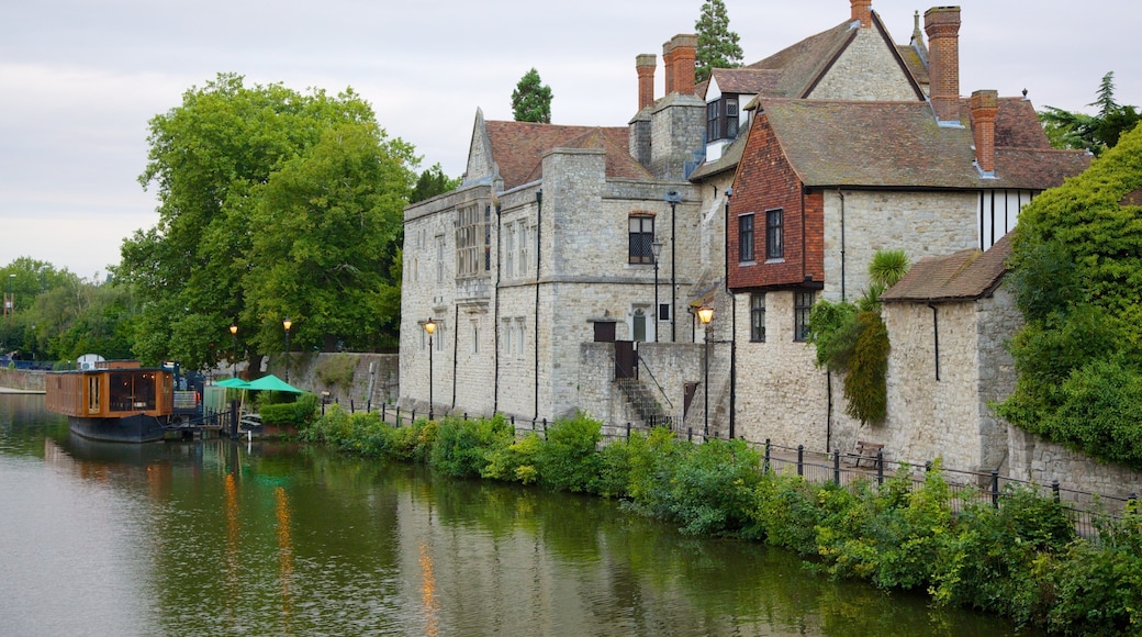 Maidstone showing heritage architecture, a house and a river or creek
