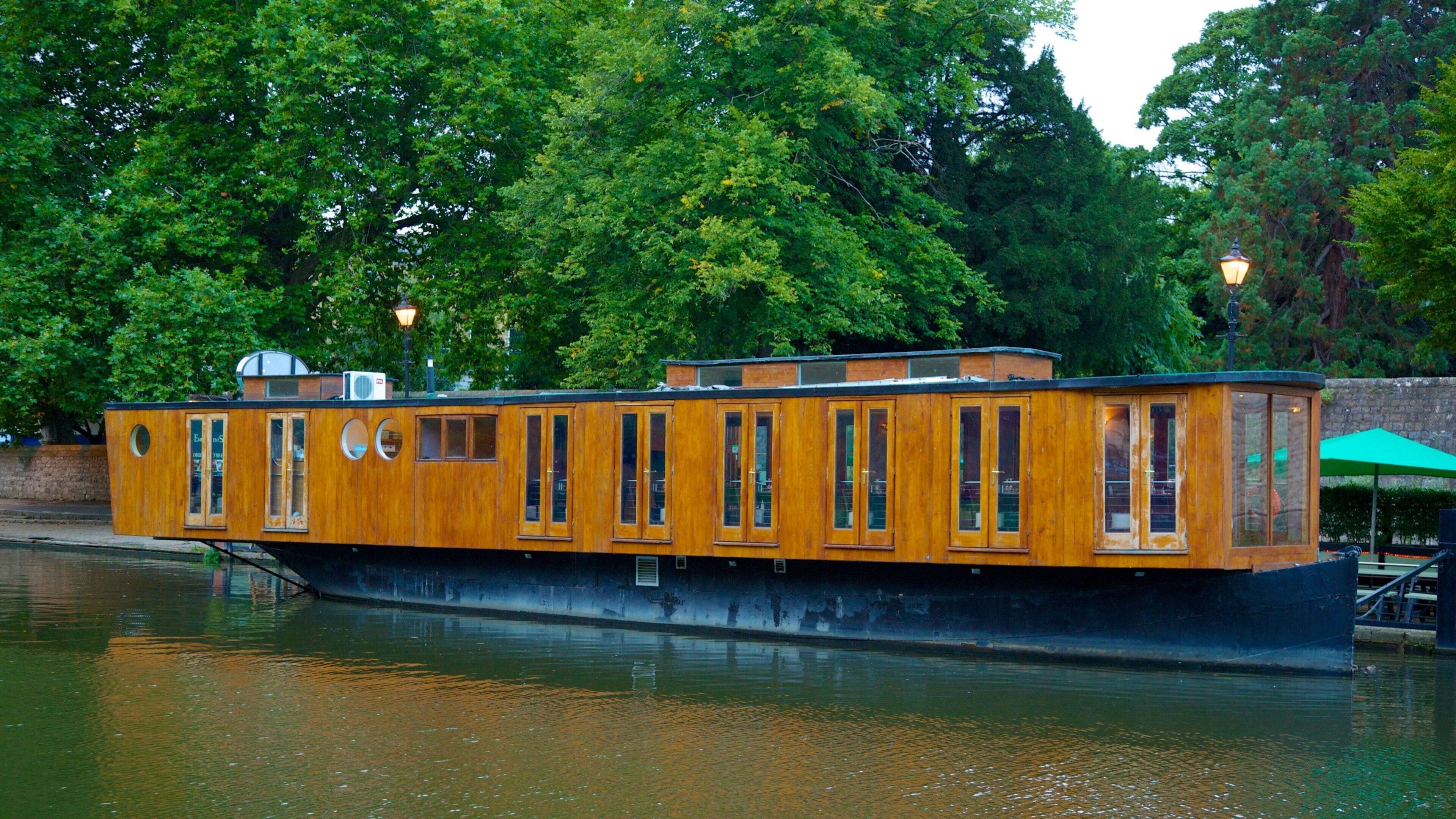 Maidstone fasiliteter samt båter og elv eller bekk