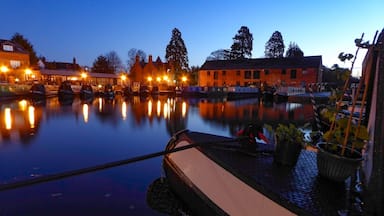 Catching the early morning light at Union Wharf in Market Harborough.