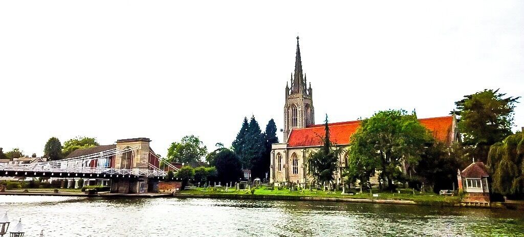 Quaint town of Marlow right on the river. This shot was taken at the waterside restaurant looking across at the bridge. #marlow #red