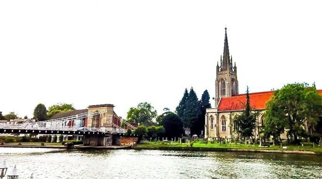 Quaint town of Marlow right on the river. This shot was taken at the waterside restaurant looking across at the bridge. #marlow #red
