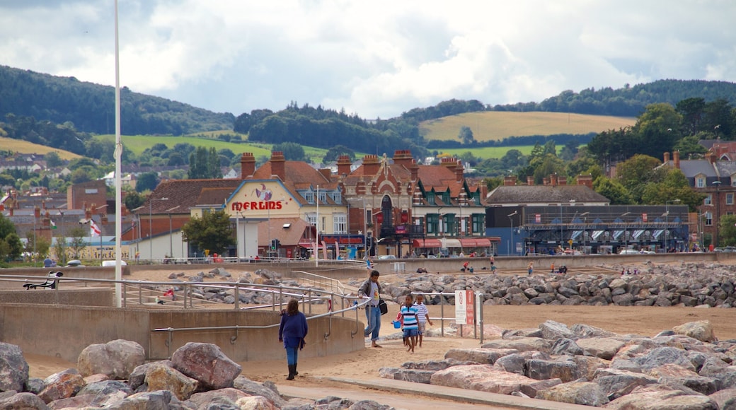 Minehead som omfatter en strand og en kystby såvel som en lille gruppe mennesker