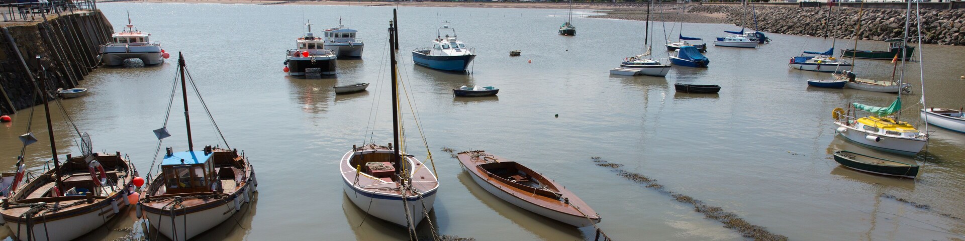 Un port où divers bateaux sont amarrés le long de la côte.