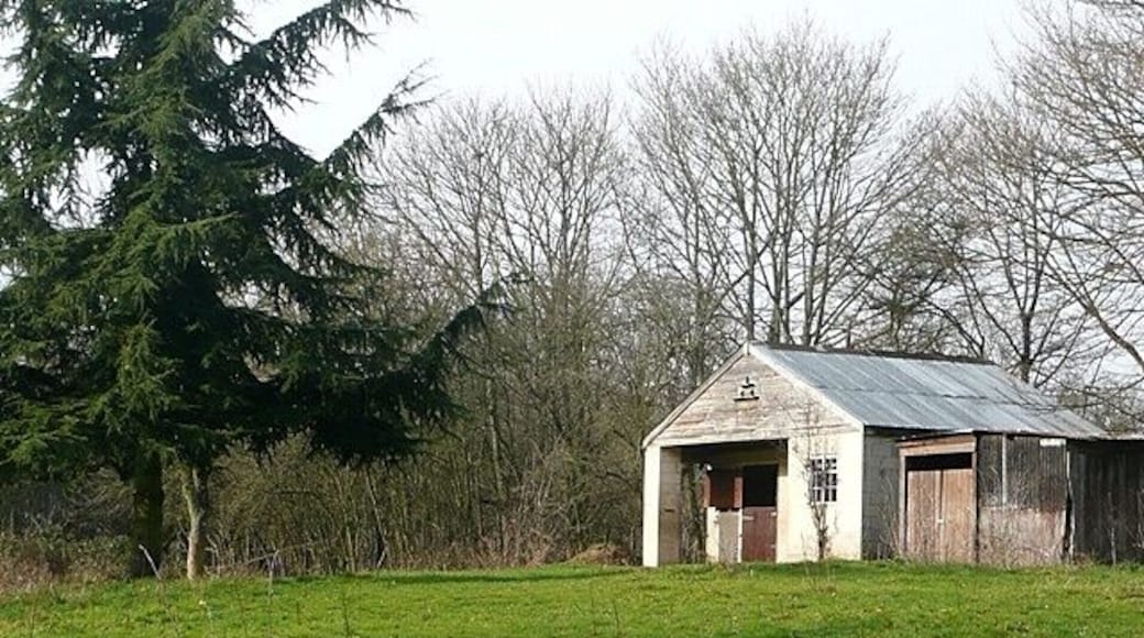 Stable north of the Enborne This field, sandwiched between the River Enborne behind us and the A339 is a peaceful haven from the traffic just a few metres away. This appears to be a stable.