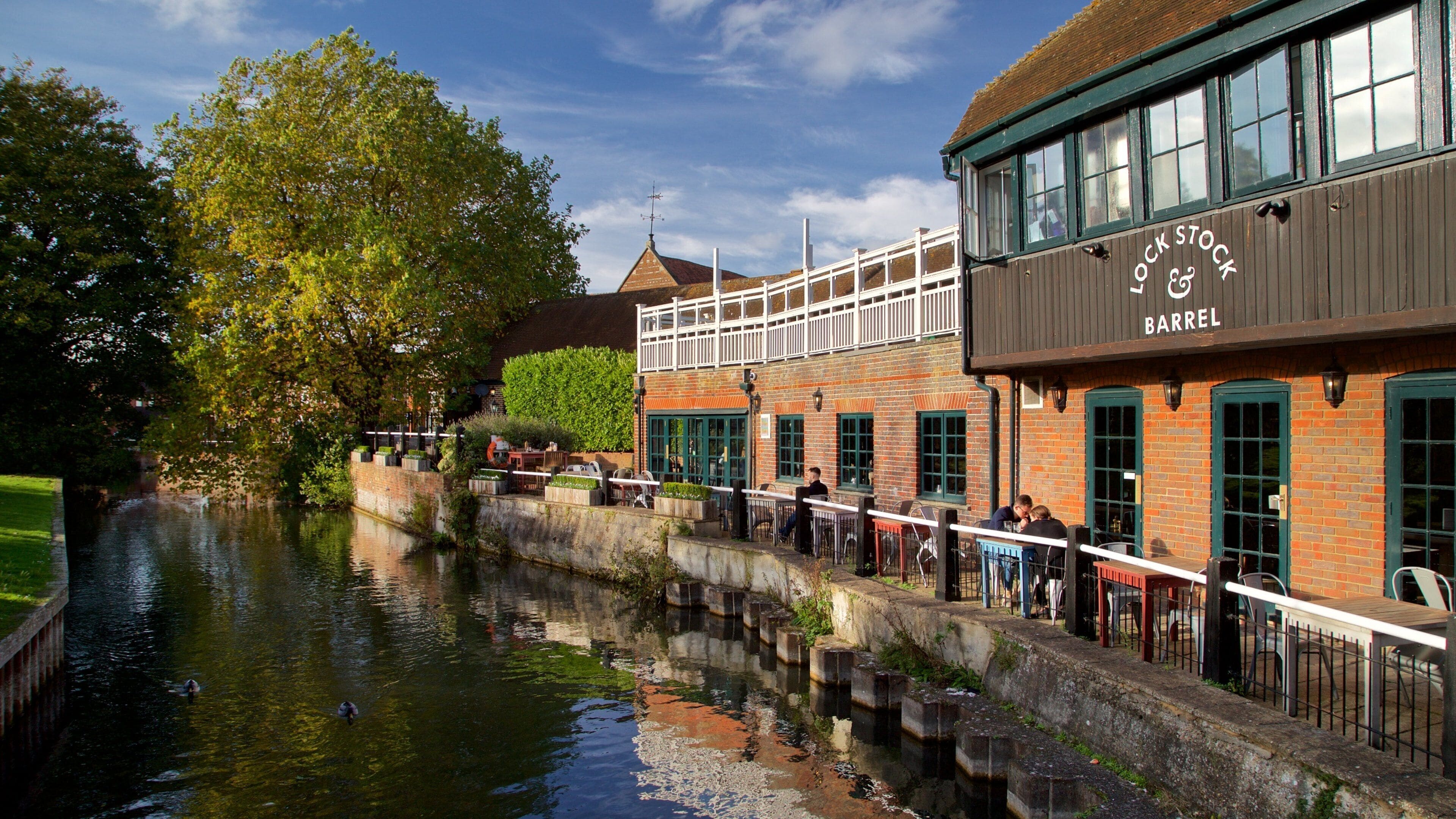 Newbury fasiliteter samt elv eller bekk