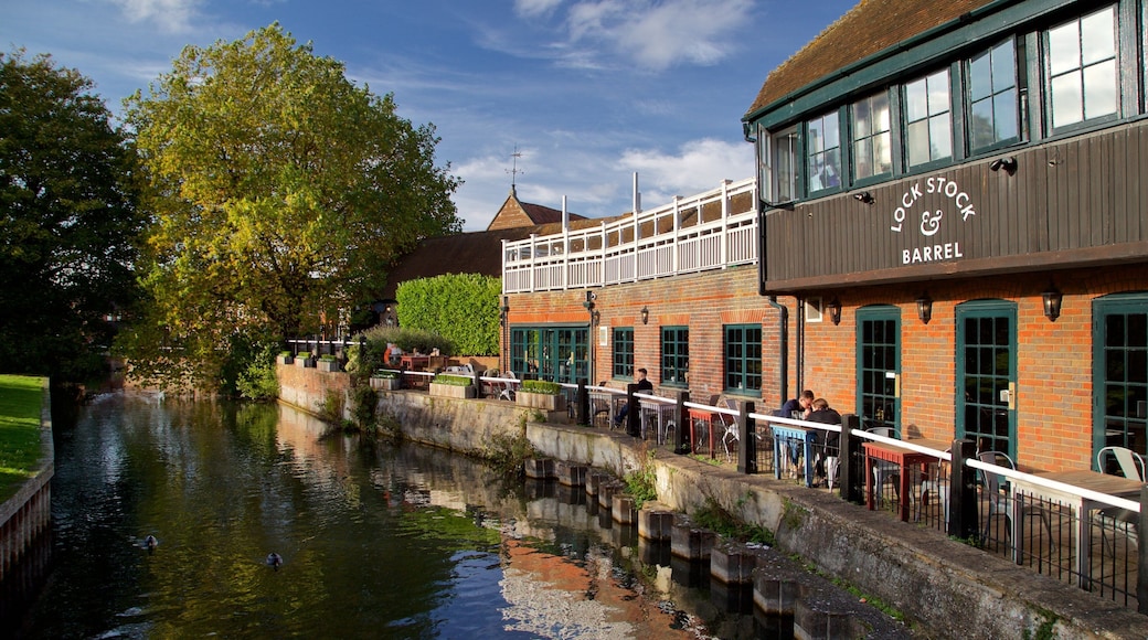 Newbury fasiliteter samt elv eller bekk