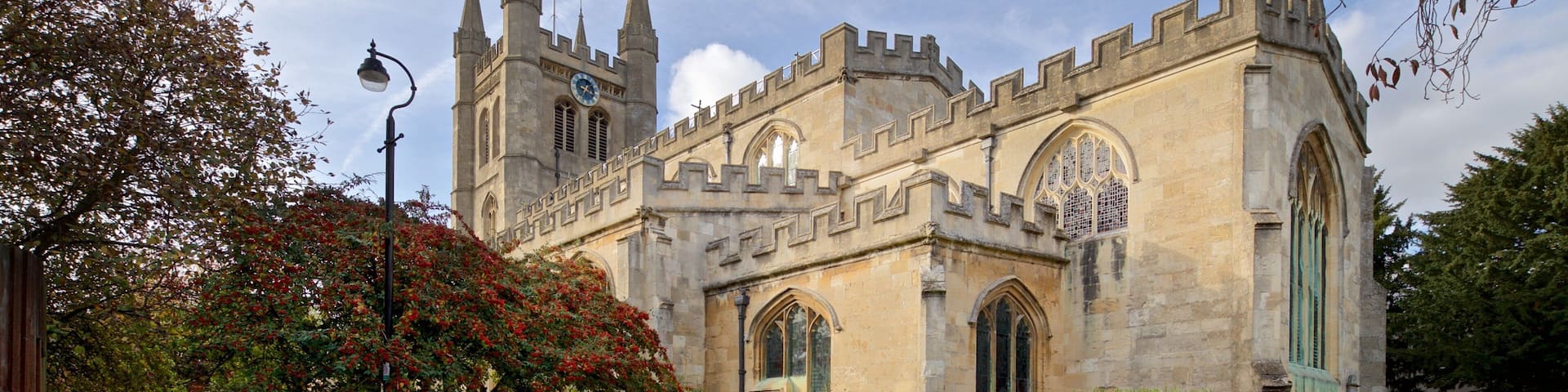 Newbury mostrando arquitectura patrimonial y una iglesia o catedral