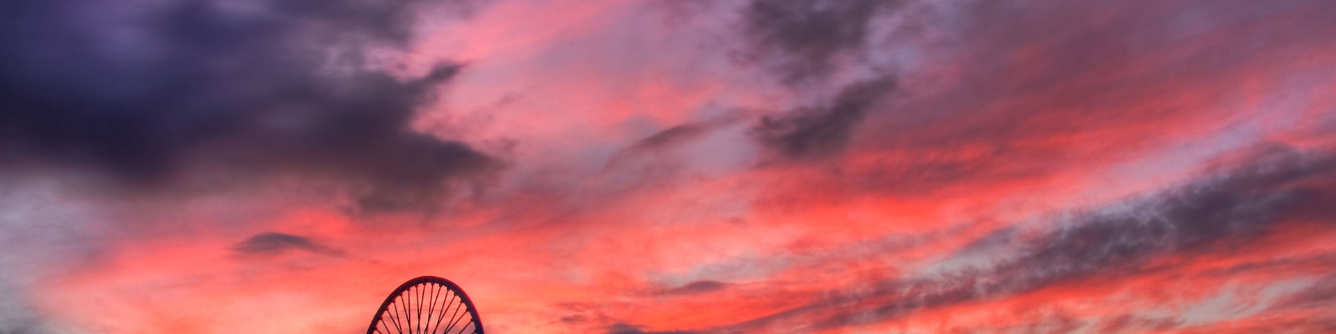 Eine Windmühle vor einem leuchtenden Abendhimmel.