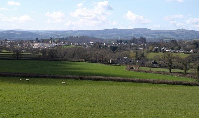 Towards Chudleigh from near Kerswell House. Taken from the same place as 756103. The farm across the fields is Hams Barton in SX8780; above it are houses on the B3344 north of Chudleigh, which is to the left. Dartmoor forms the skyline.