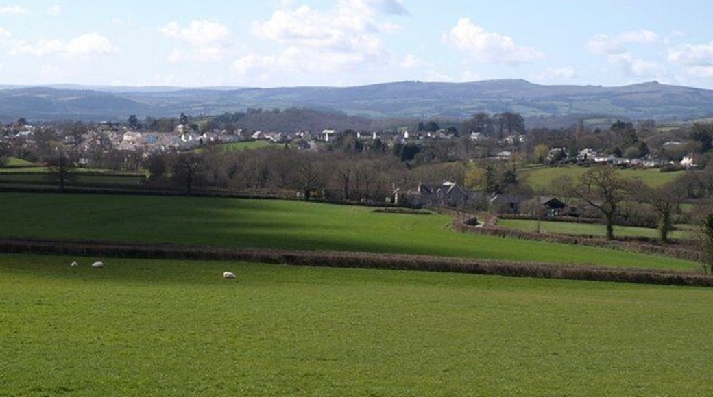 Towards Chudleigh from near Kerswell House. Taken from the same place as 756103. The farm across the fields is Hams Barton in SX8780; above it are houses on the B3344 north of Chudleigh, which is to the left. Dartmoor forms the skyline.