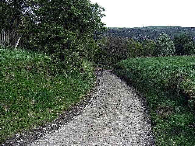 Small Brook Road The start of the cobbled descent to Woodend from the top of Dunwood Park.