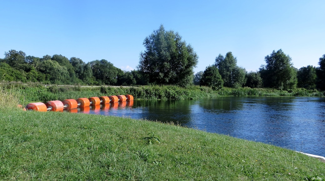Protecting the weir at Wansford Lock - August 2013