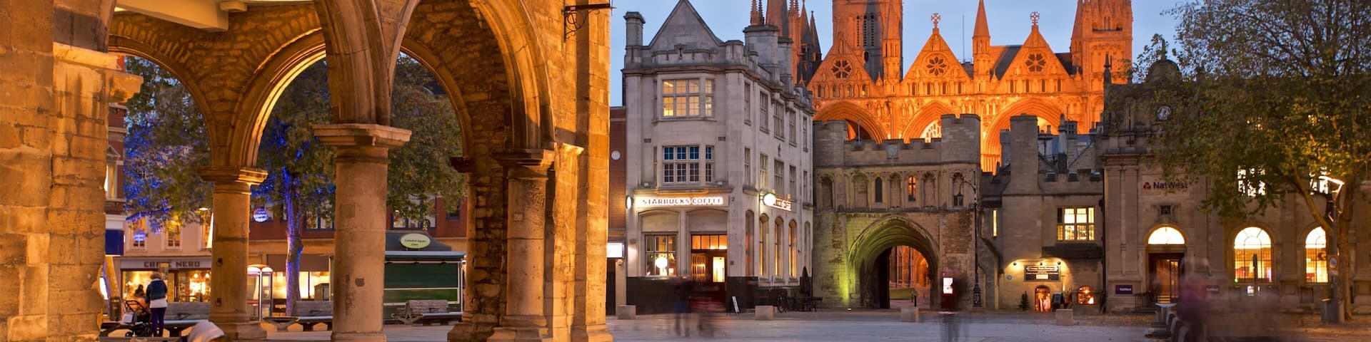 Peterborough som visar nattliv, gatuliv och historiska element