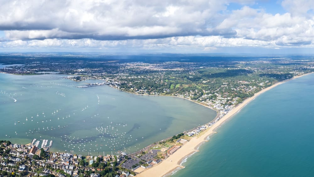 Eine Küstenstadt mit Bucht, Hafen und Strand.