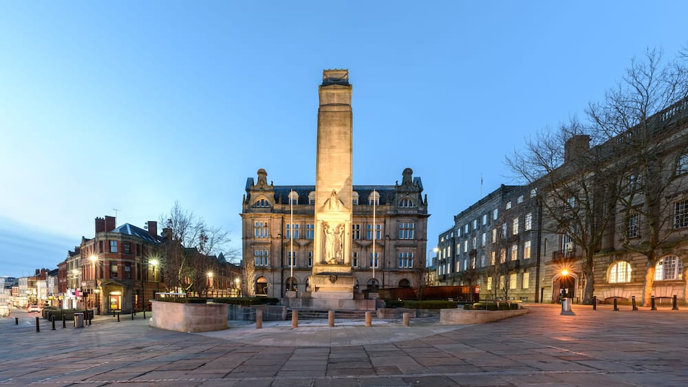 Ein historisches Gebäude mit einem markanten, zentralen Turm und einem Sockel im Vordergrund.