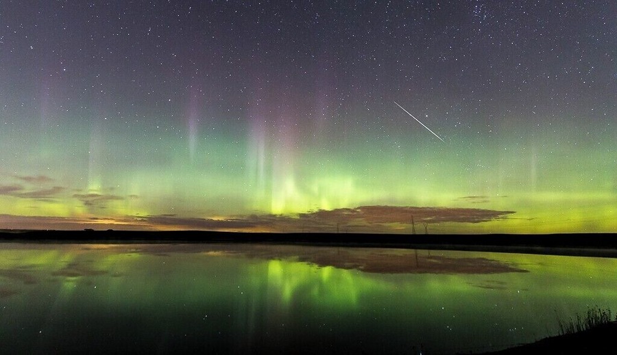 Found this lake/slough using Google Earth. just east of Balzac, AB. One of the first locations I went to when I discovered the beauty of the Aurora.
#BvSAstro