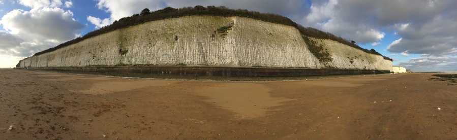 Walking sort of North from Ramsgate Harbour near the Granville Theatre.
Pano obviously!!