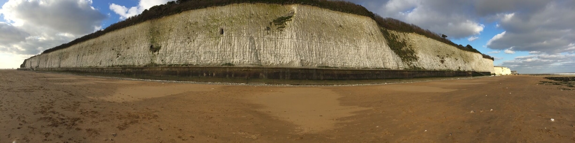 Walking sort of North from Ramsgate Harbour near the Granville Theatre.
Pano obviously!!