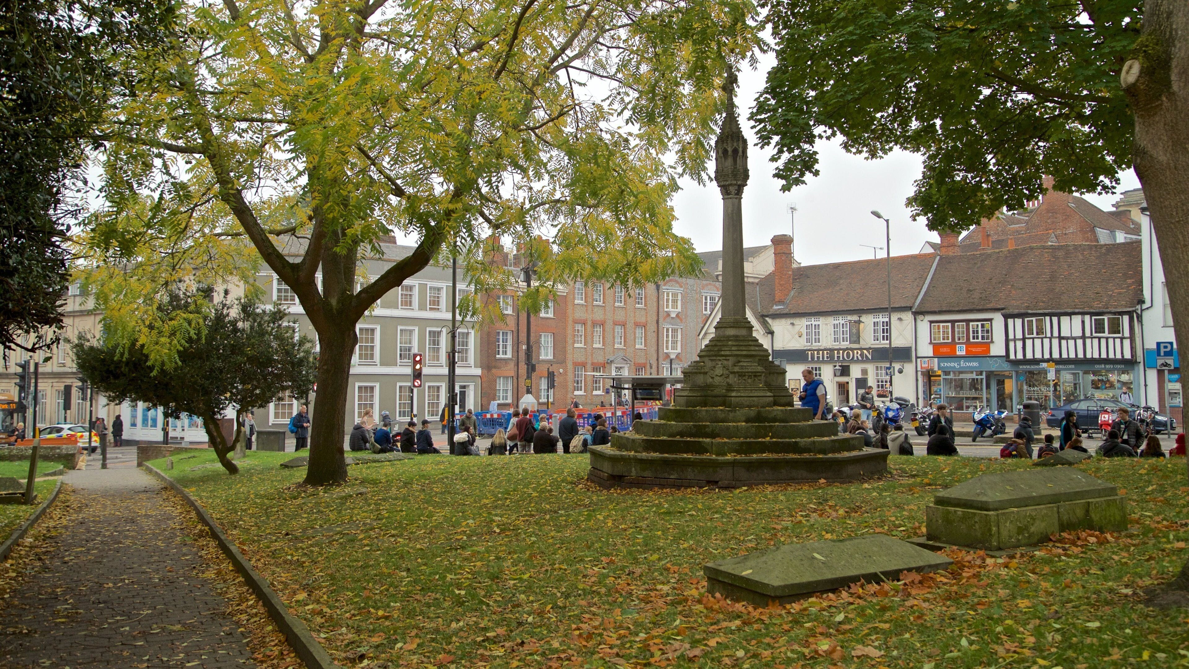 Reading som visar en park, historiska element och höstlöv