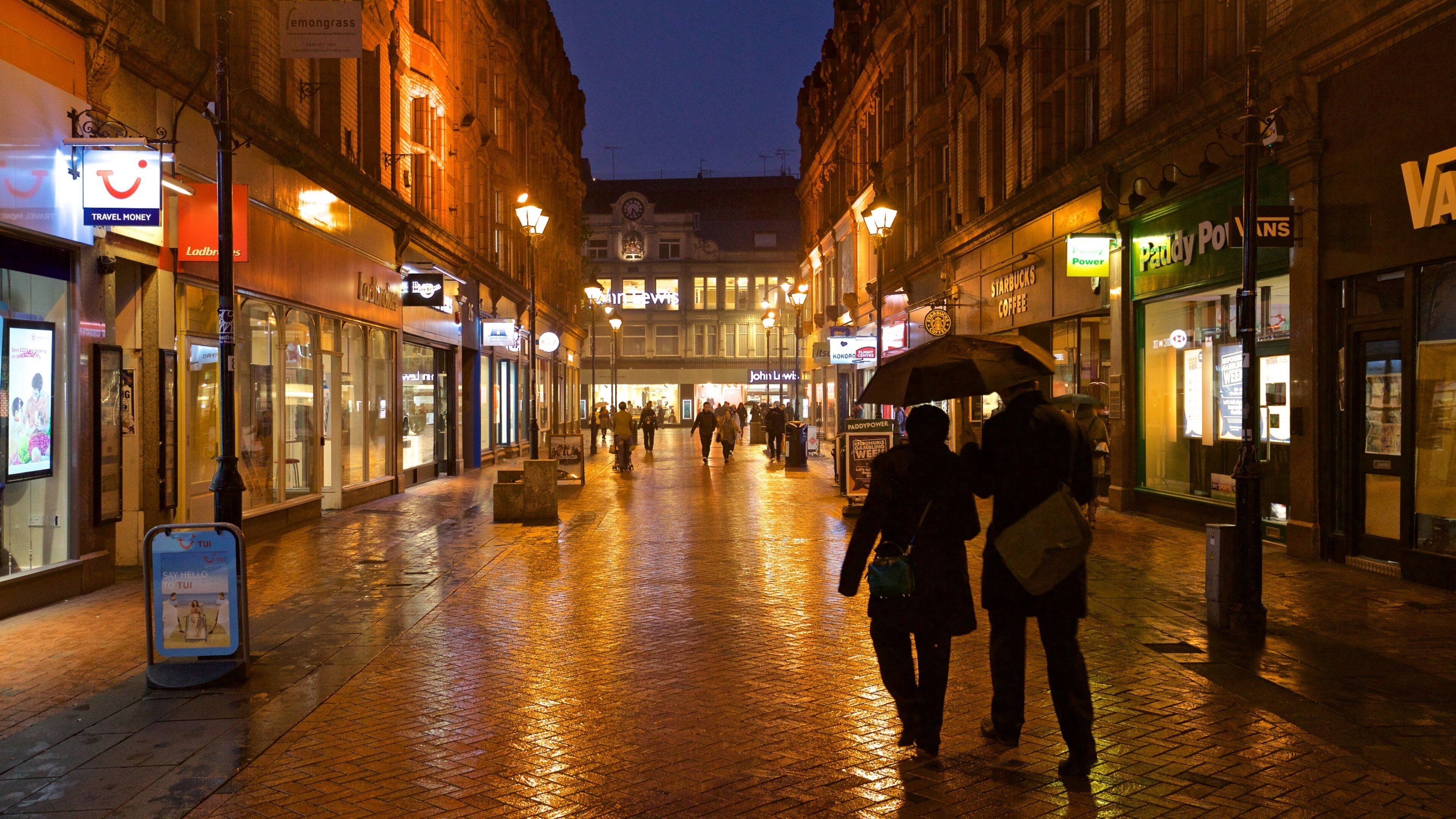 Reading som visar nattliv och gatuliv såväl som ett par