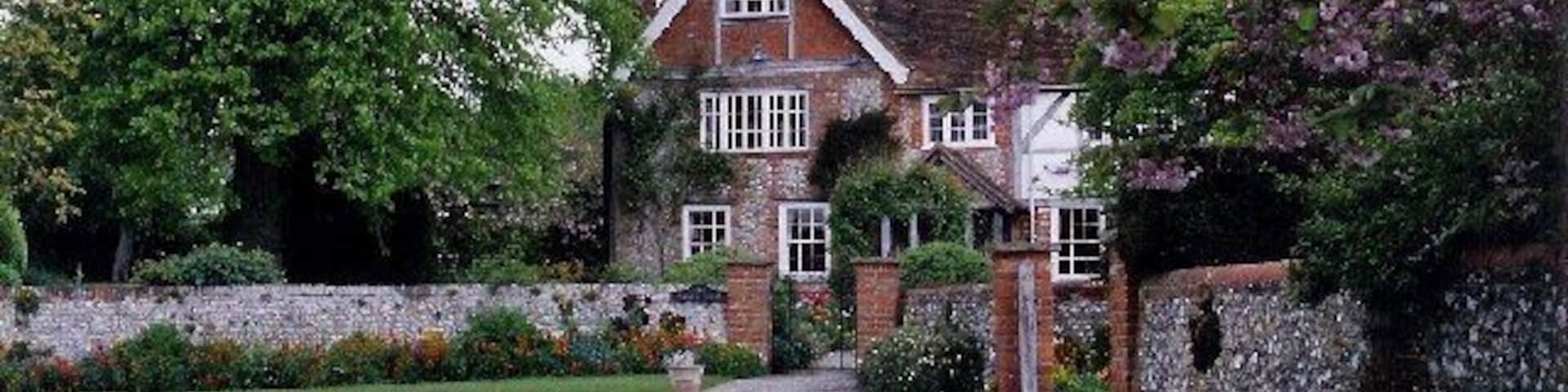 Vines Farm. The farm building shows off the local building style, mixing red brick and flints. The house is right on the southern boundary of the square.