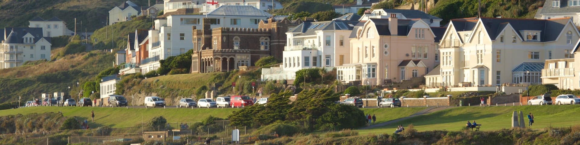 Woolacombe som inkluderar surfing, en kuststad och en sandstrand