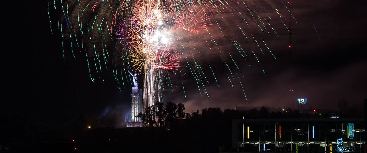 Spectacular Firework show over Birmingham, AL celebrating Independence Day #troeon #Fireworks