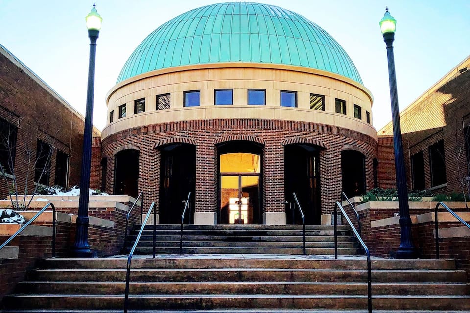 Un edificio con una grande cupola e una facciata in mattoni.