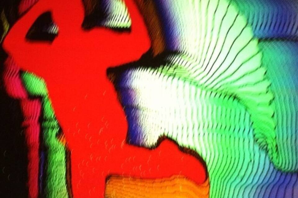 Una pintura abstracta y colorida con tonos rojos, verdes y azules.