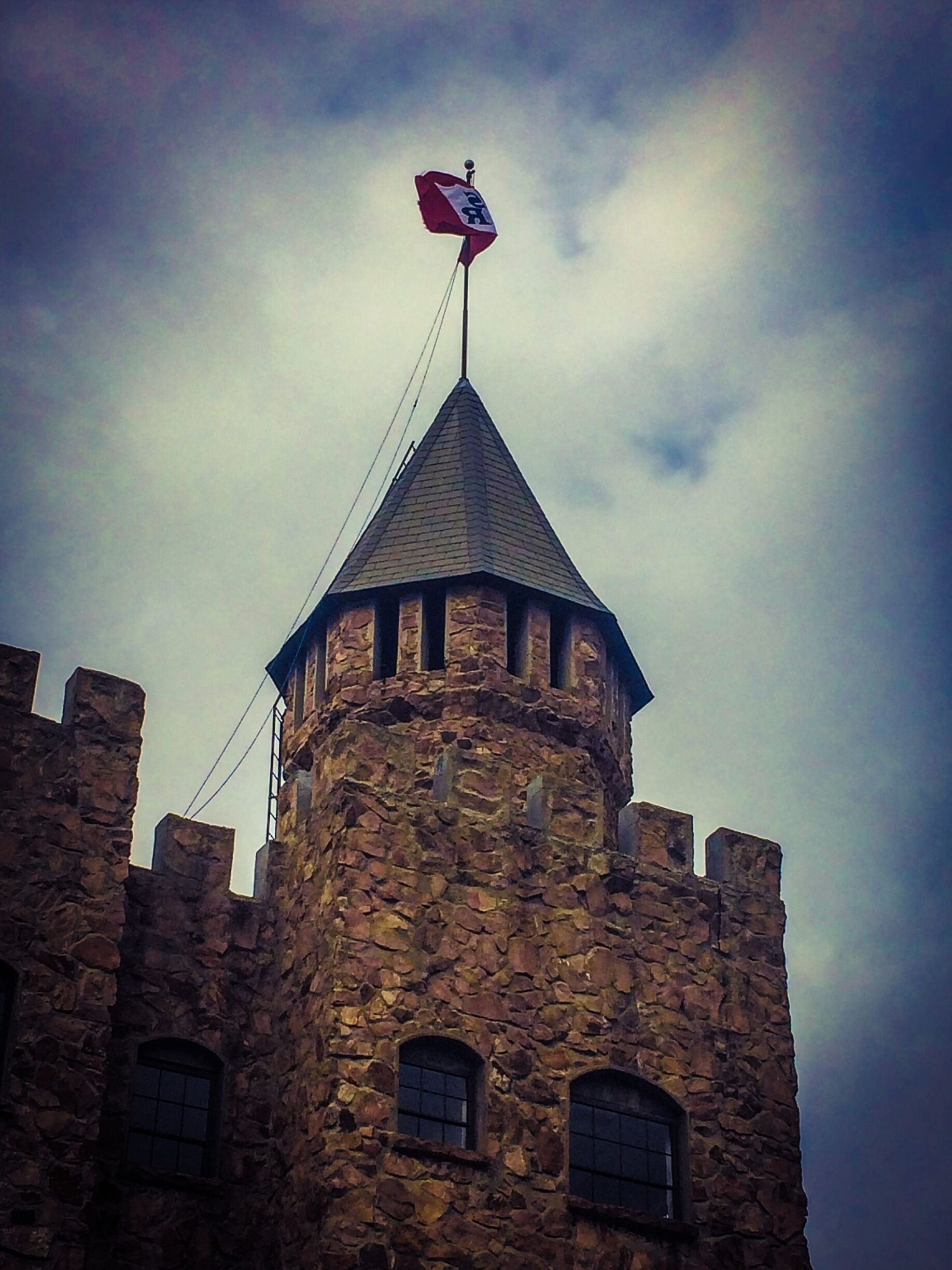 #abandoned

Back in the 1930's this castle was rumored to be headquarters for Nazi spies. Later it was converted to apartments then abandoned. Really unique place to be found in the middle of Birmingham. 