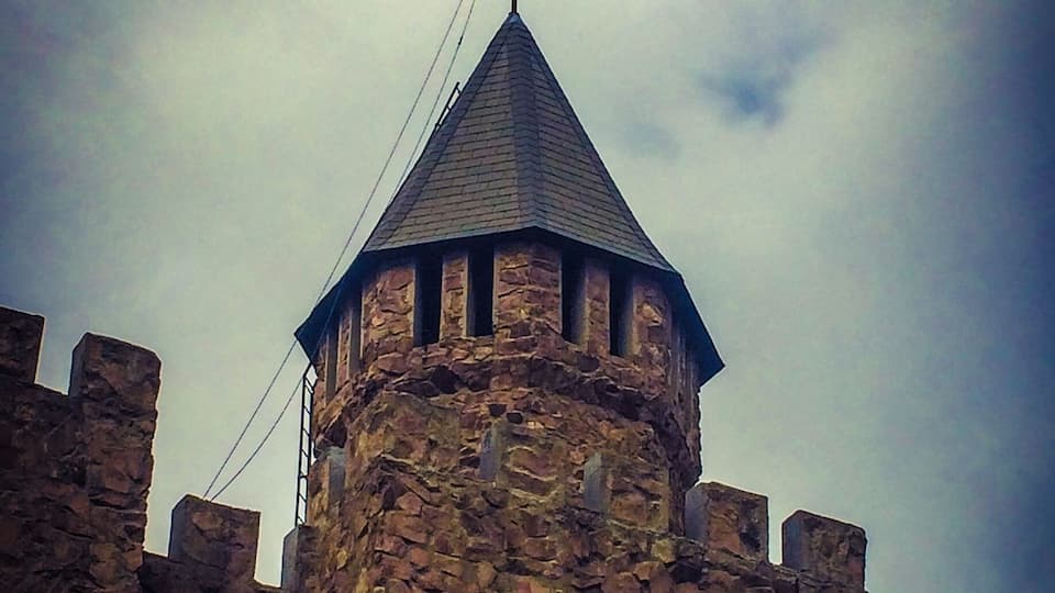 #abandoned
Back in the 1930's this castle was rumored to be headquarters for Nazi spies. Later it was converted to apartments then abandoned. Really unique place to be found in the middle of Birmingham.