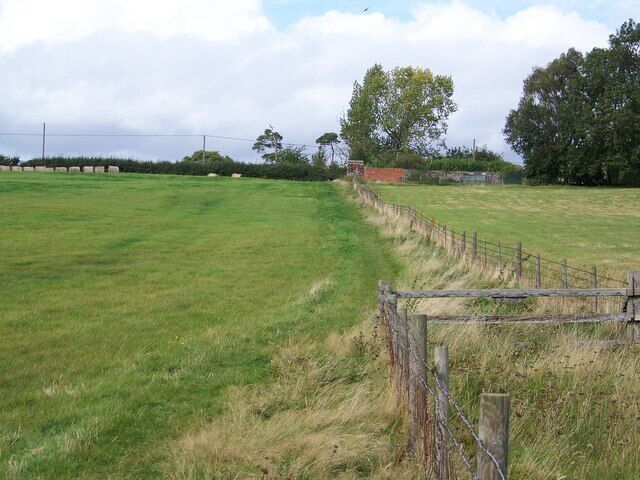 Footpath across the field The path runs across the field to Templeman's Farm.