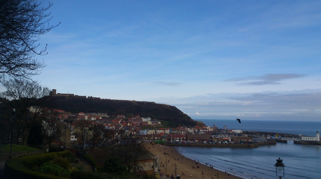 Beautiful view of the Yorkshire coast. Scarborough is quite hilly so the easiest way to get from the town to the beach is with one of the tramways and you get rewarded with amazing views.
Once a water powered funicular railway the South Cliff lift is now electric and costs a couple of pounds.
#WeekendGetaway
#YorkshireDay