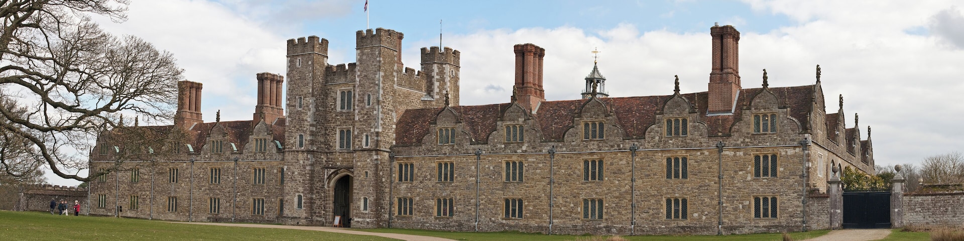 Knole as viewed from the grounds. Taken as a 5 segment panorama with a Canon 5D and 70-200mm f/2.8L lens.
