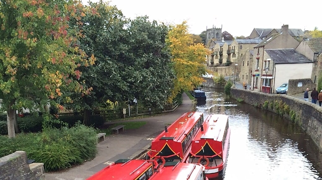 Jack and Jill canal boats along the #Skipton Canal in North Yorkshire.
The "Leeds and Liverpool Canal" runs through Skipton.
A canal boat is a great way to #trove the river ways, towns and nearby Yorkshire Dales #NationalPark (s).