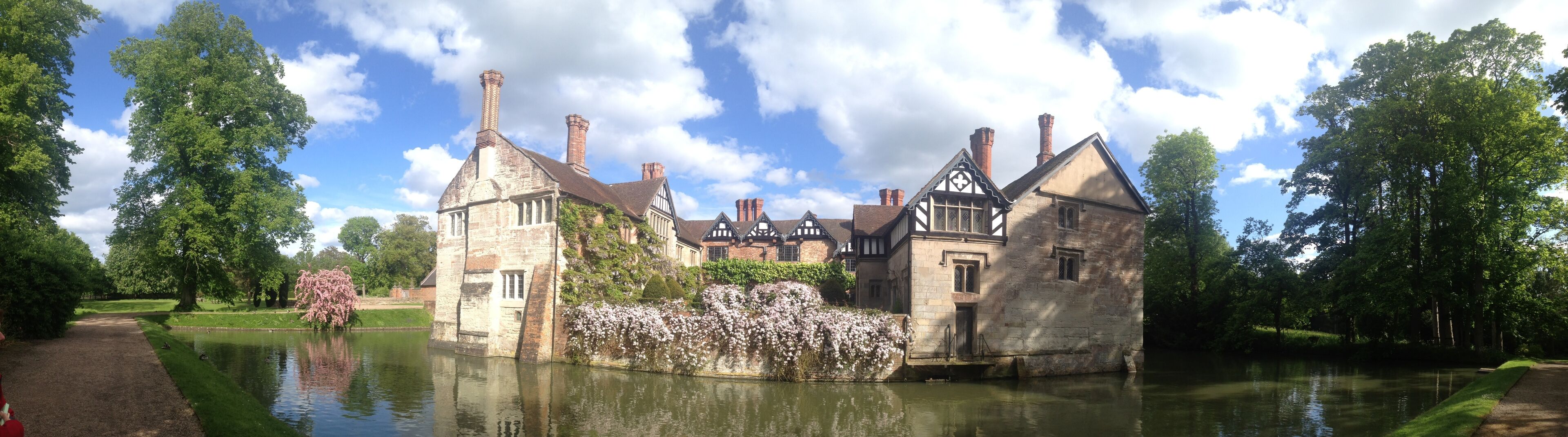 BADDESLEY CLINTON HOUSE AND BRIDGE OVER MOAT Wikidata has entry Q4386885 with data related to this building.