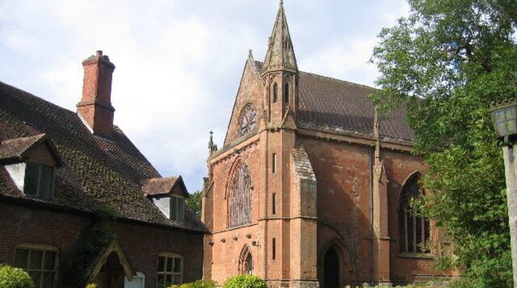 The Parish Church of St Mary the Virgin, Temple Balsall. This church lies within the foundation of Lady Katherine Leveson and has an history going back to the Knights Templar. On the left is the Old Hall of the Knights Templar. For more details of the history of this interesting area see: http://www.cv81pl.freeserve.co.uk/balsall.htm