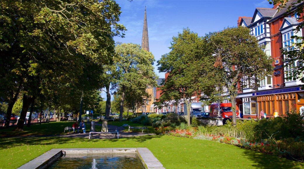 Southport que incluye una fuente, un jardín y flores silvestres