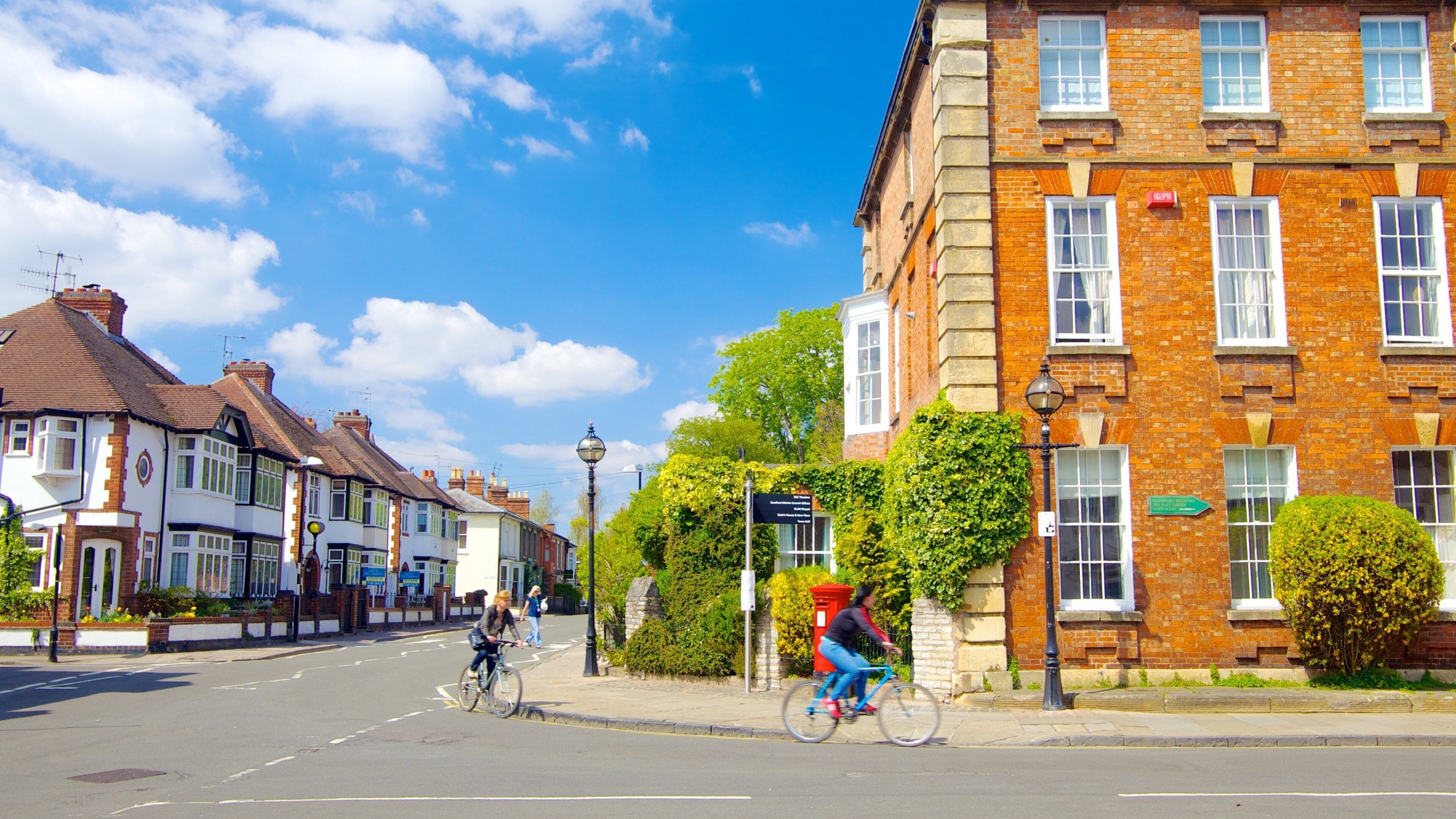 Stratford-upon-Avon mostrando una ciudad, ciclismo y patrimonio de arquitectura