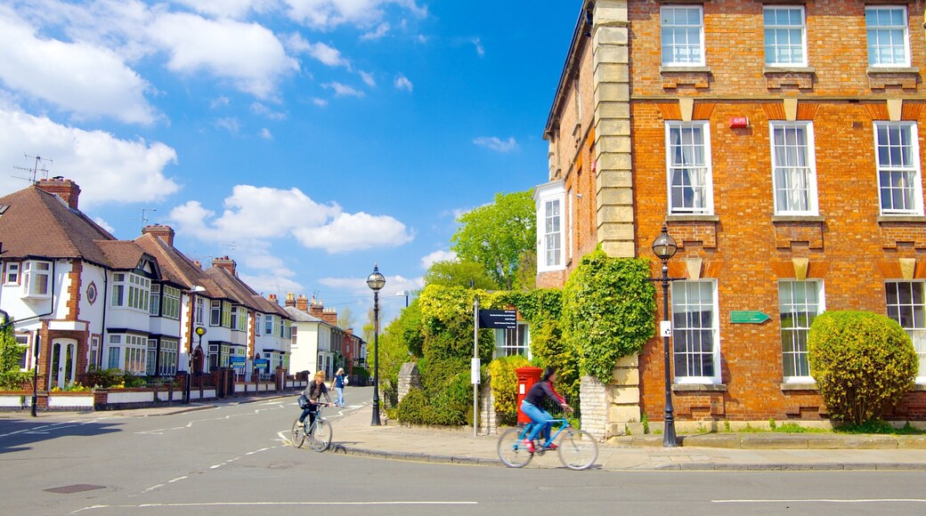 Stratford-upon-Avon mostrando una ciudad, ciclismo y patrimonio de arquitectura