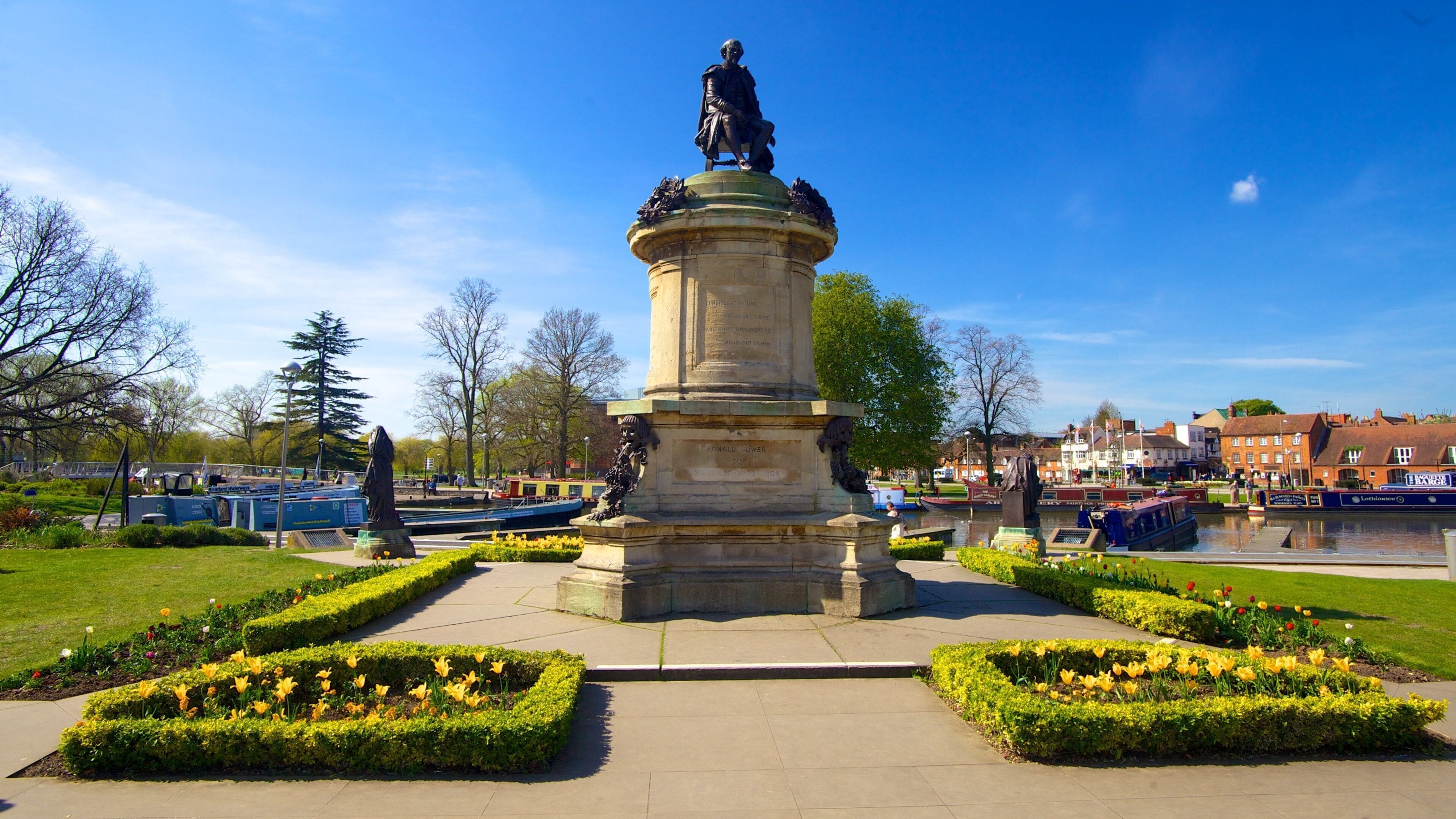 Stratford-upon-Avon inclusief een tuin, een plein en een monument