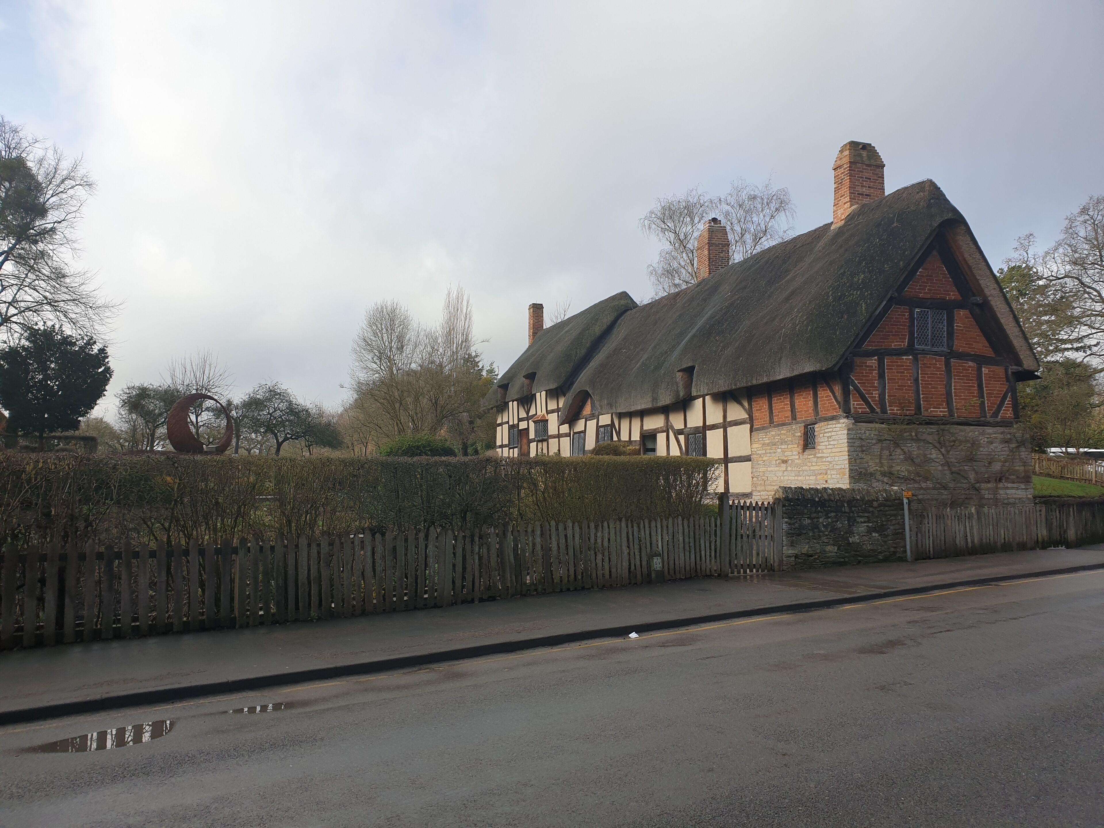 Beautiful cottage next to a cafe. Although we didnt have time to go in to the cottage itself as we were on a brief visit while on a tour, you can go inside for a look.