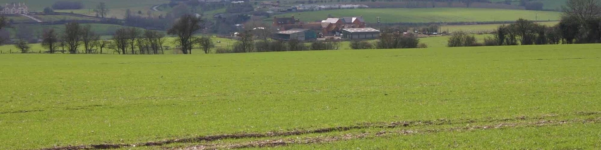 View SW from the eastern edge of the square Looking towards Barton Farm in SP2447.