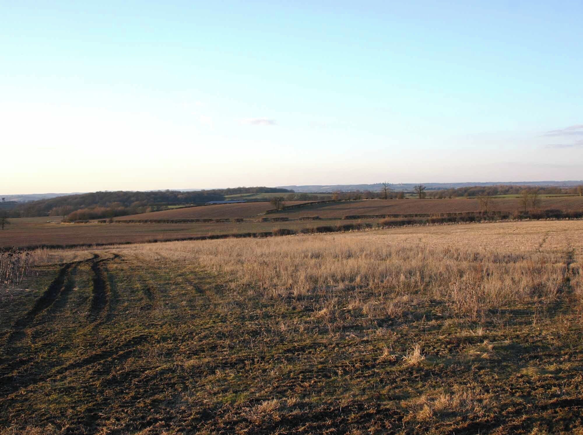 View towards Spurshill Barn from New Road Looking NNW from New Road across the NW quadrant of the gridsquare. Spurshill Barn is just left of centre. The wood behind it in the distance is Beech Hill Covert in SP2250