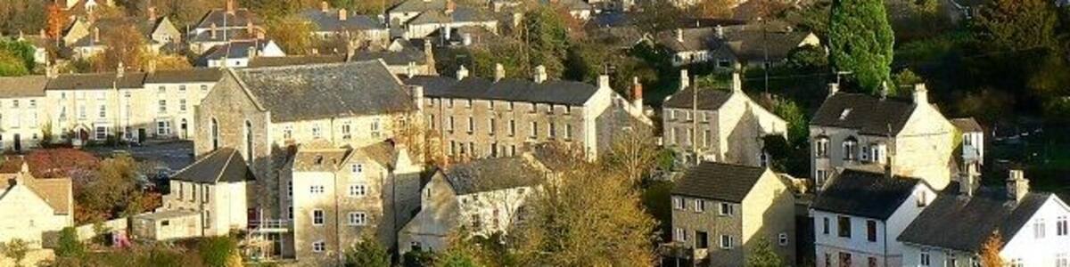 A view of Nailsworth The viewpoint is Rockness Hill, facing east across the valley in which the town is situated. The town is typically Cotswolds but has yet to find its way onto the list of main tourist destinations. The first settlement hereabouts seems to have taken place in the 12th century http://www.nailsworth-gloucestershire.com/nailsworth-history.htm